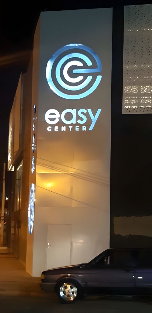Fotografia apresentando o conceito de Detalhe da sinalética no projeto Franca Strip Mall, localizado em São Paulo, Brasil.