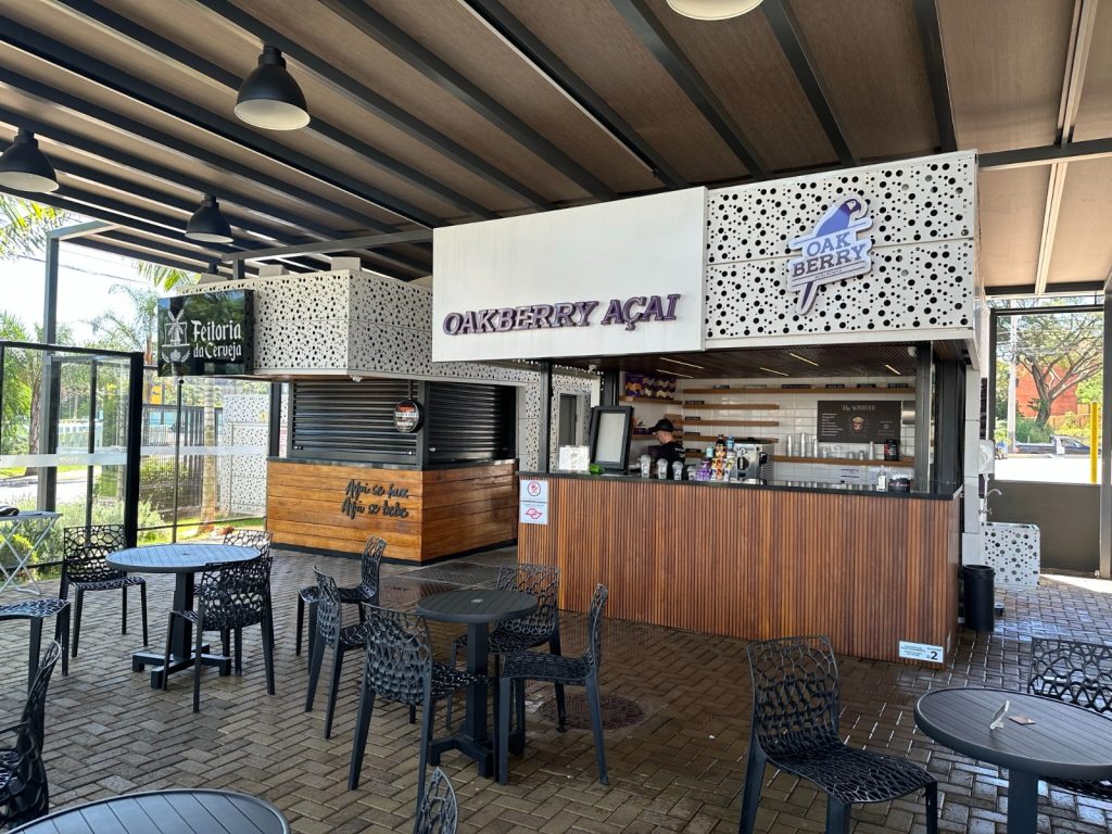 Fotografia apresentando o conceito de Vista exterior dos quiosques no projeto Franca Strip Mall, localizado em São Paulo, Brasil.