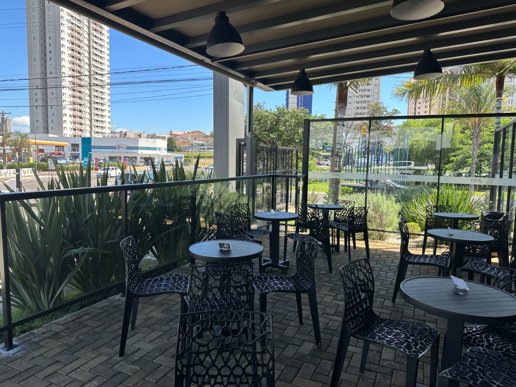 Fotografia apresentando o conceito de Vista exterior de esplanada no projeto Franca Strip Mall, localizado em São Paulo, Brasil.