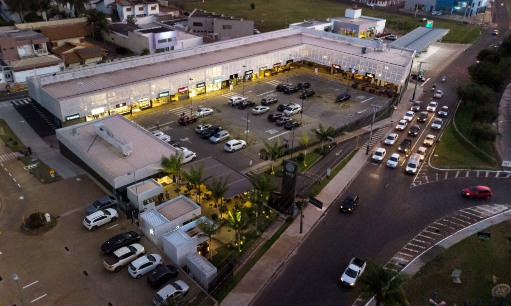 Fotografia apresentando o conceito de Vista aérea da envolvente urbana e implantação no projeto Franca Strip Mall, localizado em São Paulo, Brasil.