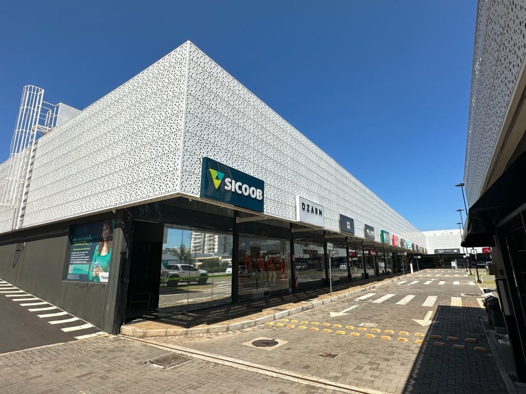 Fotografia apresentando o conceito de Vista exterior da frente de lojas no projeto Franca Strip Mall, localizado em São Paulo, Brasil.