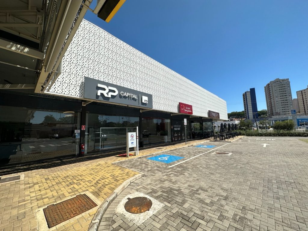 Fotografia apresentando o conceito de Vista exterior da frente de lojas no projeto Franca Strip Mall, localizado em São Paulo, Brasil.