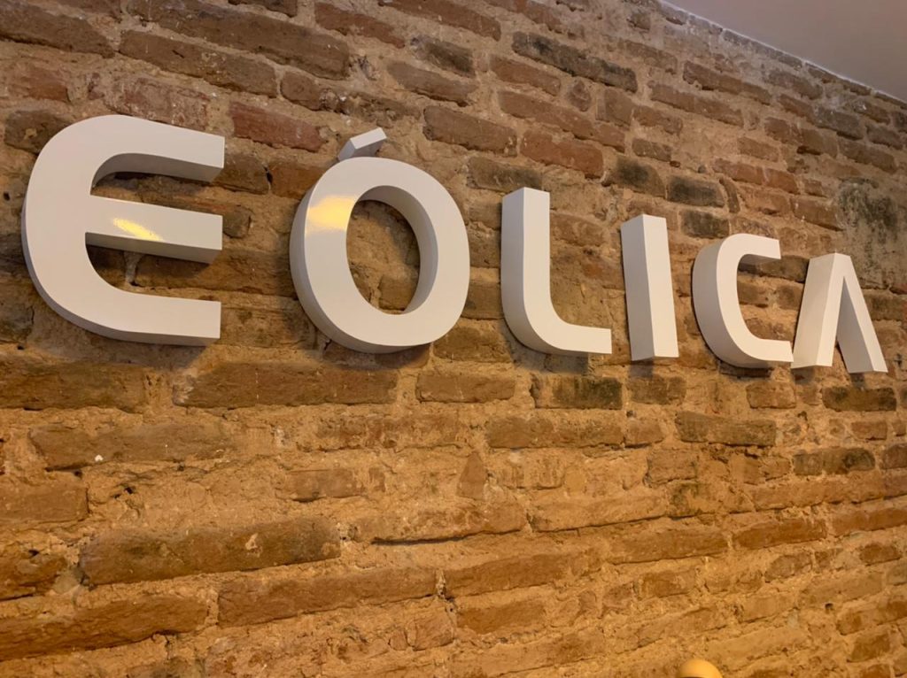 Fotografia apresentando o Logotipo da empresa no projeto Eólica Recife, localizado em Recife, Brasil.