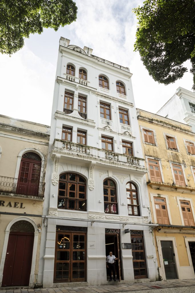 Fotografia apresentando a Fachada principal no projeto Eólica Recife, localizado em Recife, Brasil.