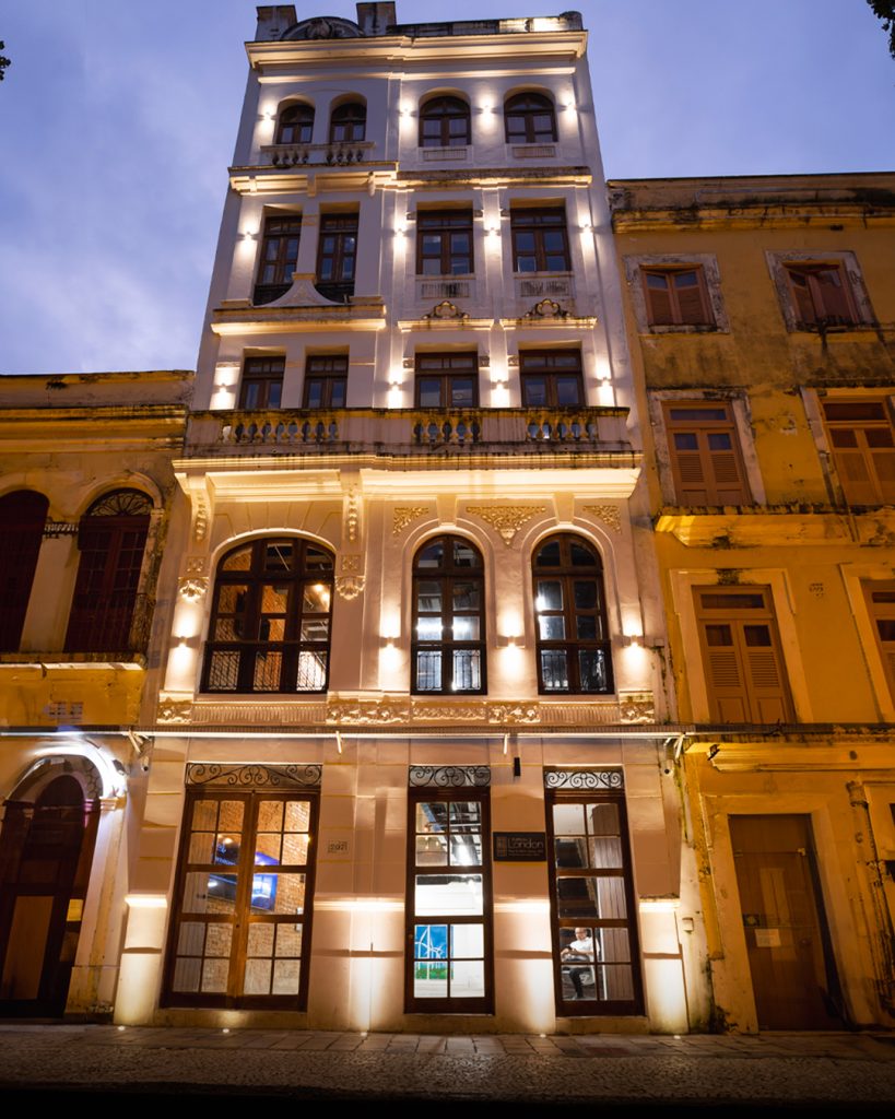 Fotografia apresentando a Fachada de noite e iluminação no projeto Eólica Recife, localizado em Recife, Brasil.