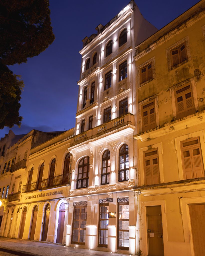 Fotografia apresentando a Fachada de noite no projeto Eólica Recife, localizado em Recife, Brasil.