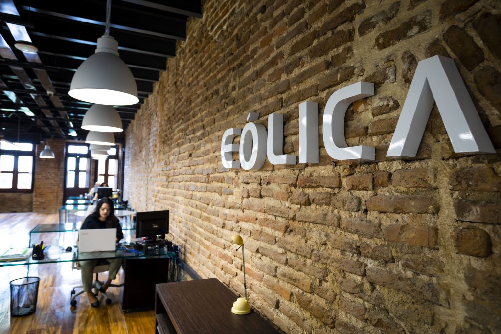 Fotografia apresentando a Área de trabalho e logotipo no projeto Eólica Recife, localizado em Recife, Brasil.