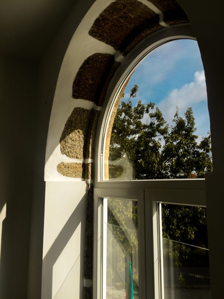 Fotografia apresentando o Detalhe da janela no projeto Escola de Midões, localizado em Midões, Portugal.