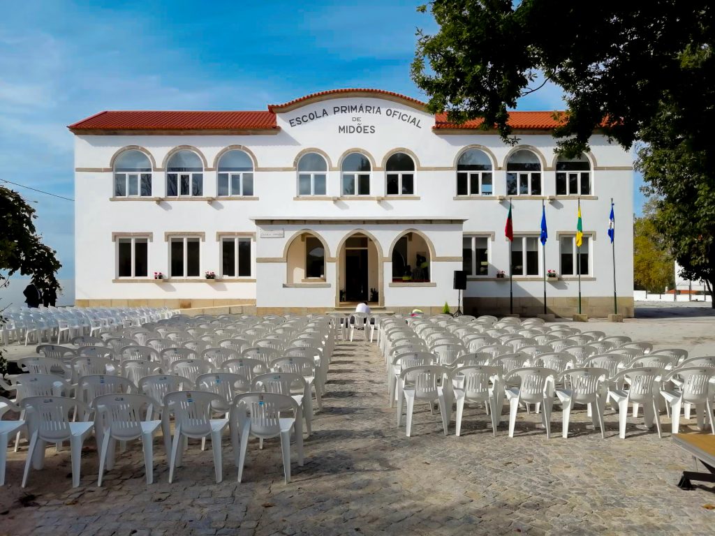 Fotografia apresentando a Fachada exterior no projeto Escola de Midões, localizado em Midões, Portugal.