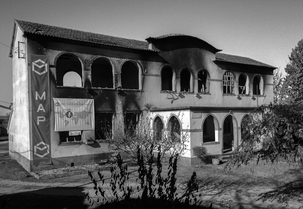 Fotografia apresentando a Fachada após o incêndio no projeto Escola de Midões, localizado em Midões, Portugal.