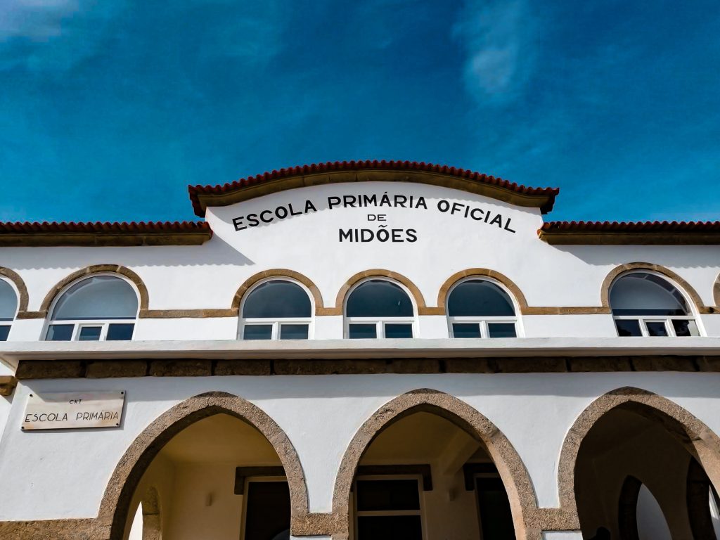 Fotografia apresentando a Entrada principal e fachada no projeto Escola de Midões, localizado em Midões, Portugal.