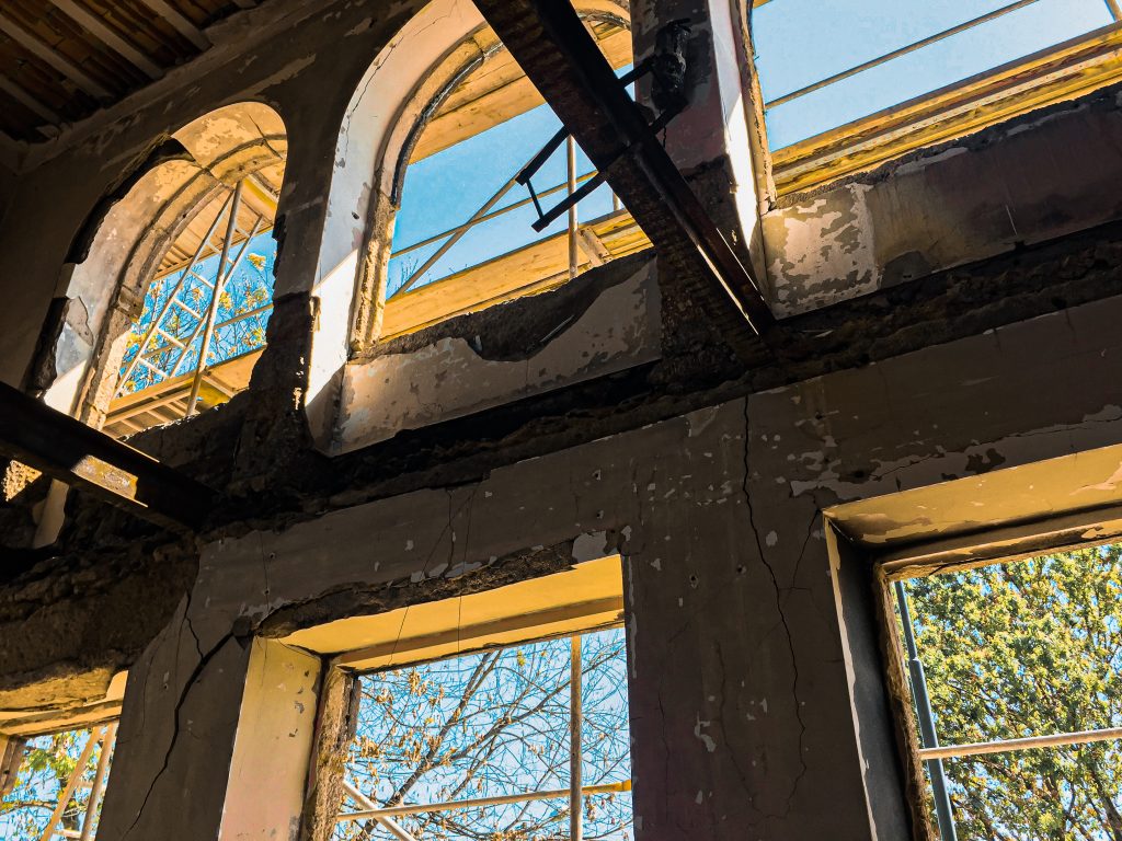 Fotografia apresentando os Interiores após o incêndio no projeto Escola de Midões, localizado em Midões, Portugal.