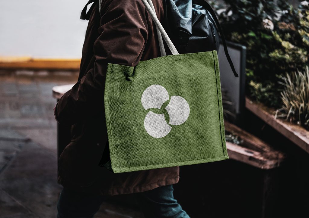 Fotomontagem apresentando a Aplicação em bolsa de tecido no projeto Logótipo HJCC, localizado em Lisboa, Portugal.