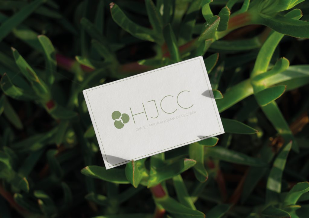 Fotomontagem apresentando a Aplicação em cartão de contactos no projeto Logótipo HJCC, localizado em Lisboa, Portugal.