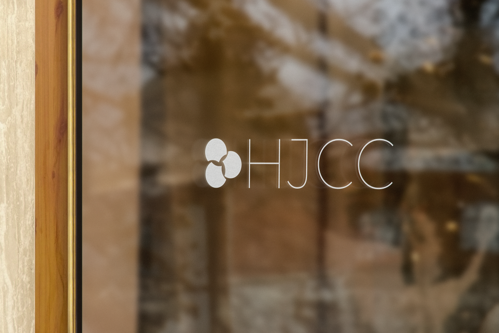 Fotomontagem apresentando a Aplicação em vidro no projeto Logótipo HJCC, localizado em Lisboa, Portugal.
