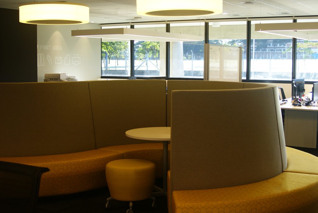 Fotografia apresentando o Espaço Lounge no projeto HP, localizado em Araraquara, Brasil.