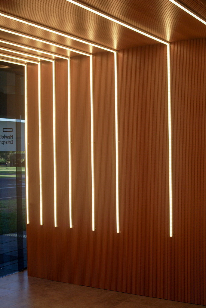 Fotografia apresentando a Iluminação linear no projeto HP, localizado em Araraquara, Brasil.