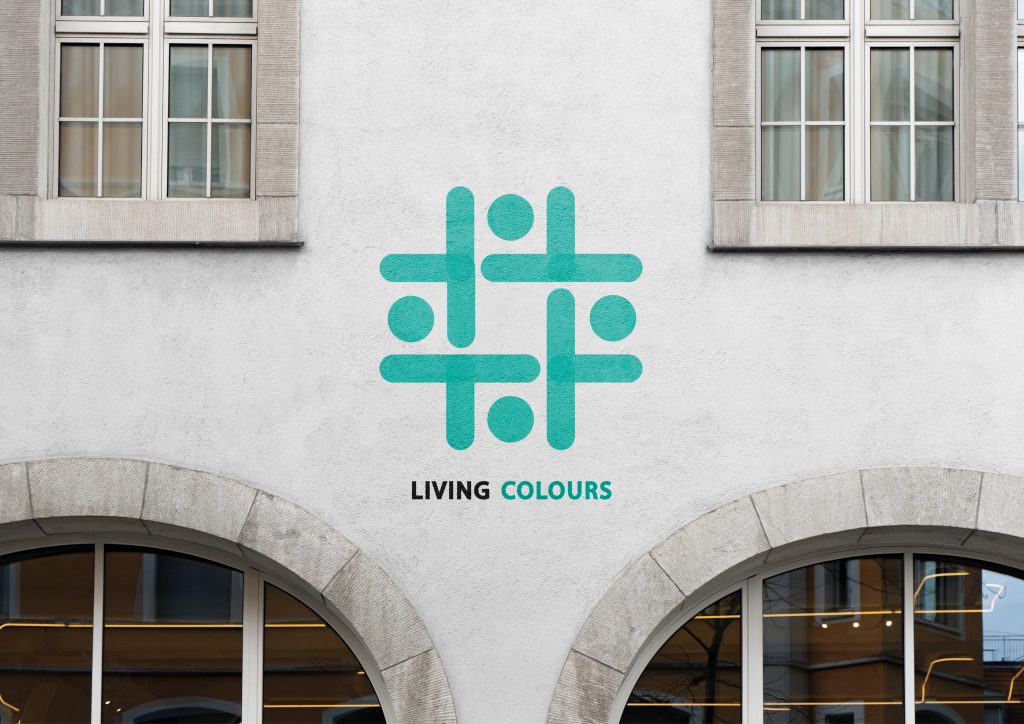 Fotomontagem apresentando a Aplicação em fachada no projeto Logótipo Living Colours, localizado em Lisboa, Portugal.