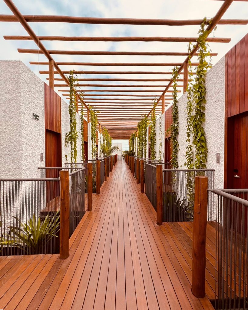 Fotografia apresentando a Circulação de acesso aos quartos no projeto Hotel Nanii, localizado em Rio Grande do Norte, Brasil.