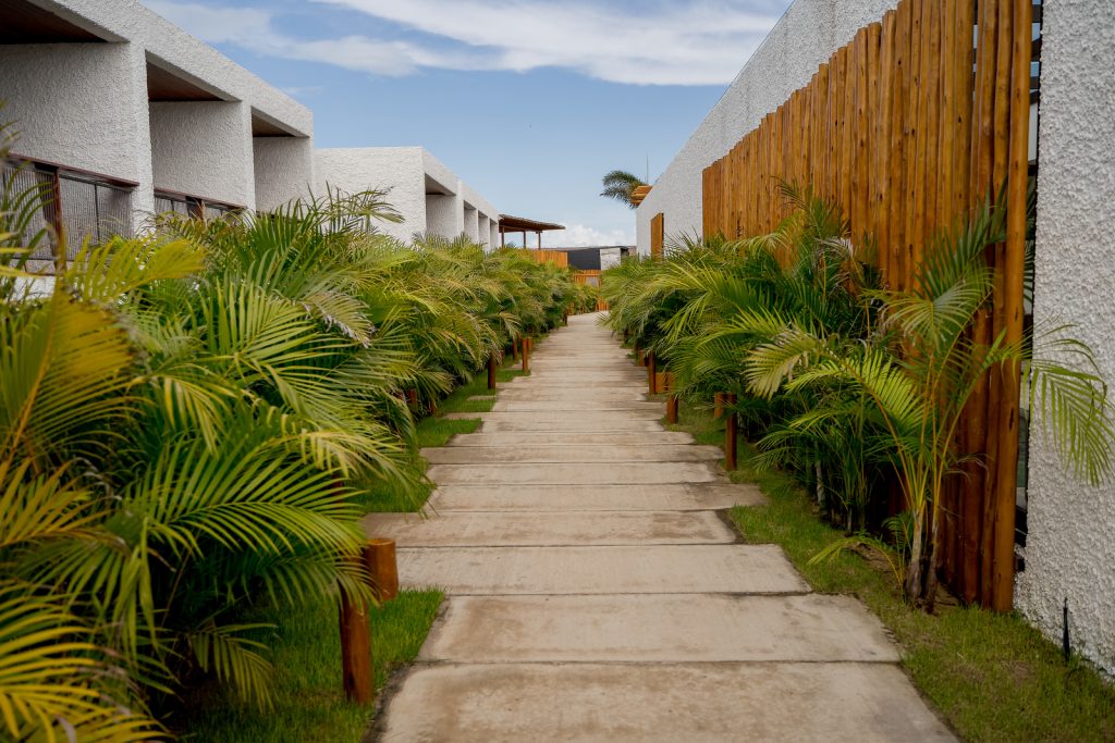 Fotografia apresentando o Percurso diurno no projeto Hotel Nanii, localizado em Rio Grande do Norte, Brasil.