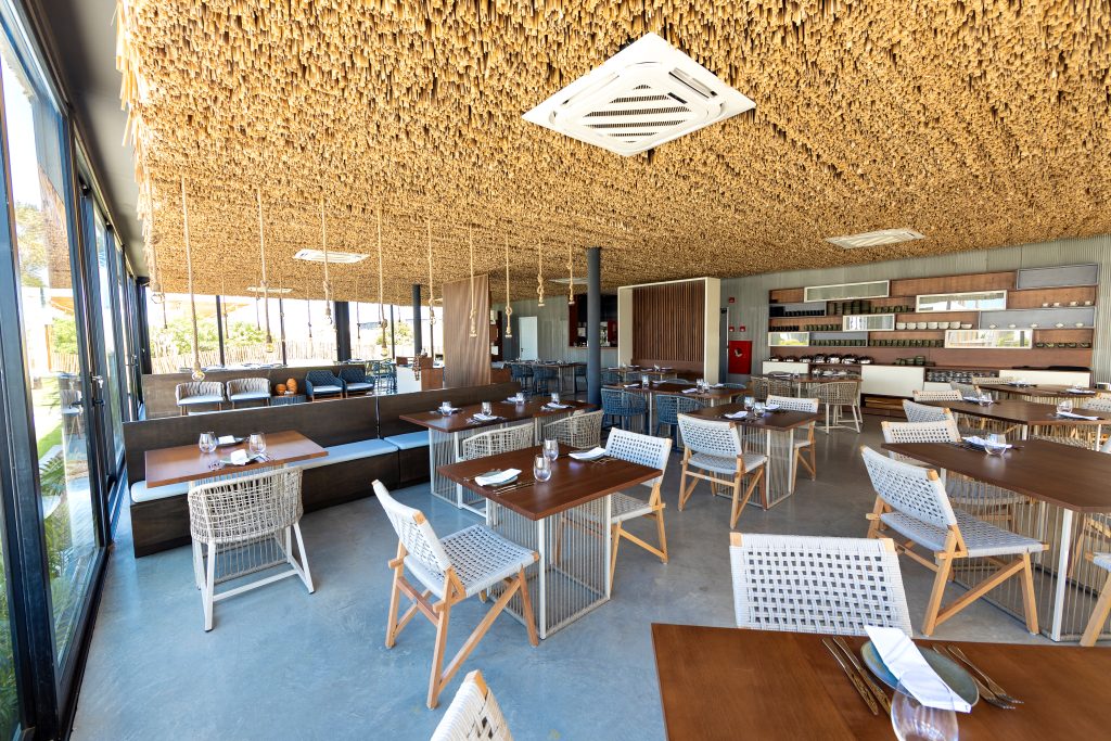 Fotografia apresentando a Vista diurna do restaurante no projeto Hotel Nanii, localizado em Rio Grande do Norte, Brasil.