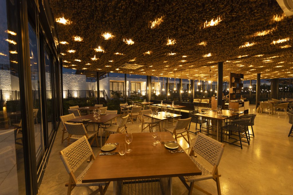 Fotografia apresentando a Vista noturna do restaurante no projeto Hotel Nanii, localizado em Rio Grande do Norte, Brasil.