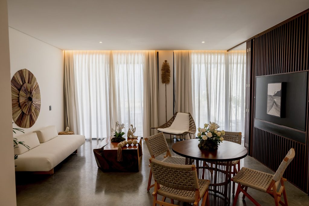 Fotografia apresentando a Área social da suíte Cris Dios no projeto Hotel Nanii, localizado em Rio Grande do Norte, Brasil.