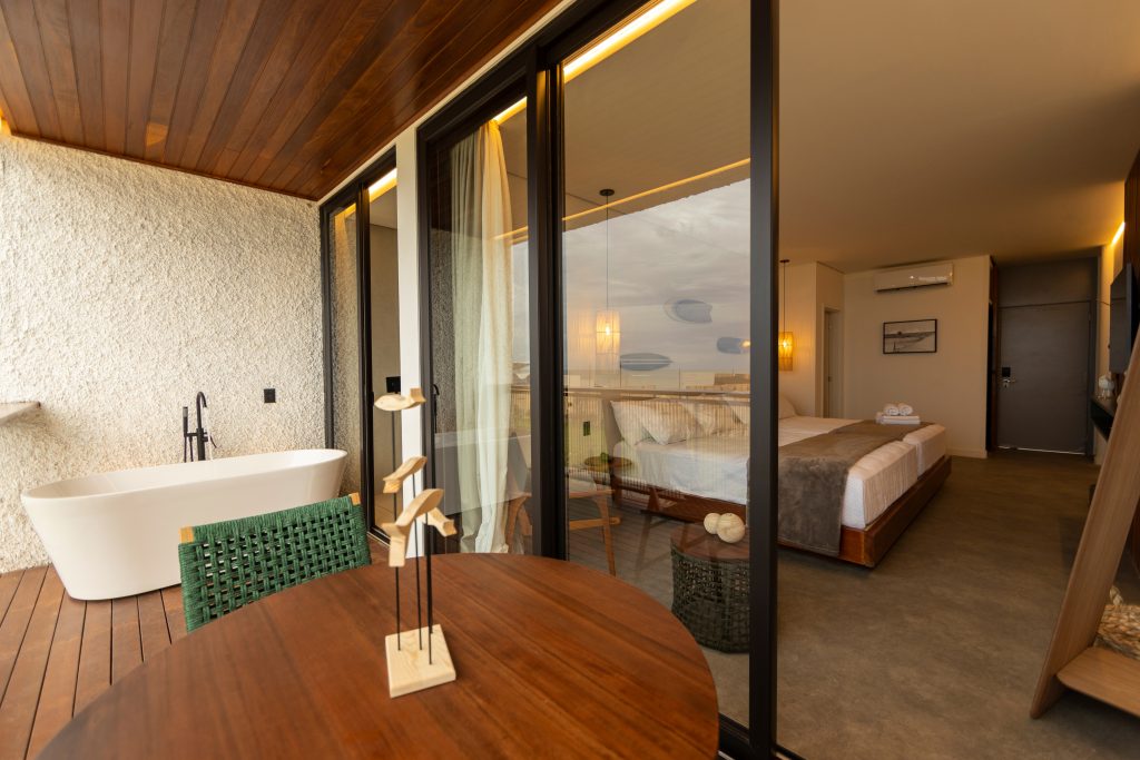 Fotografia apresentando a Área exterior suite Makani no projeto Hotel Nanii, localizado em Rio Grande do Norte, Brasil.
