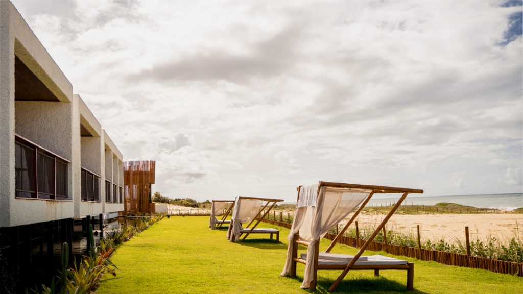 Fotografia apresentando a Área externa de jardim vista para a praia no projeto Hotel Nanii, localizado em Rio Grande do Norte, Brasil.