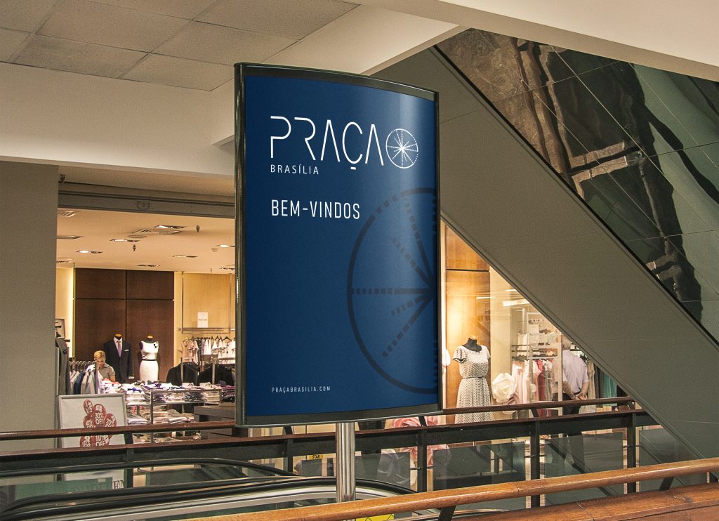 Fotomontagem apresentando a Aplicação sinalética de boas vindas no projeto Logótipo Praça Brasília, localizado em Brasília, Brasil.