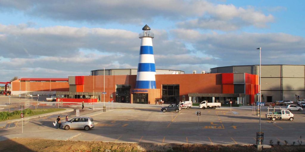 Fotografia apresentando o conceito de Fachada exterior no projeto Praça Rio Grande Shopping Center, localizado em Rio Grande do Sul, Brasil.
