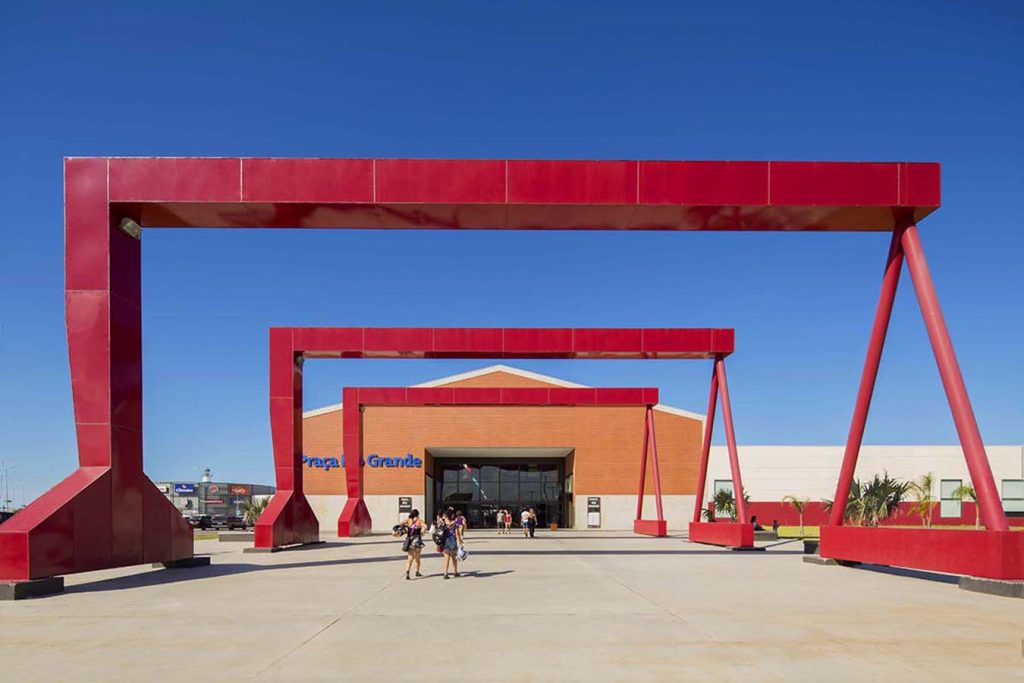 Fotografia apresentando o conceito de Entrada principal no projeto Praça Rio Grande Shopping Center, localizado em Rio Grande do Sul, Brasil.