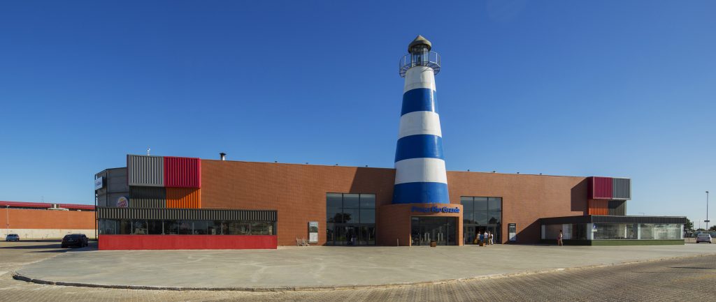 Fotografia apresentando o conceito de Fachada exterior no projeto Praça Rio Grande Shopping Center, localizado em Rio Grande do Sul, Brasil.