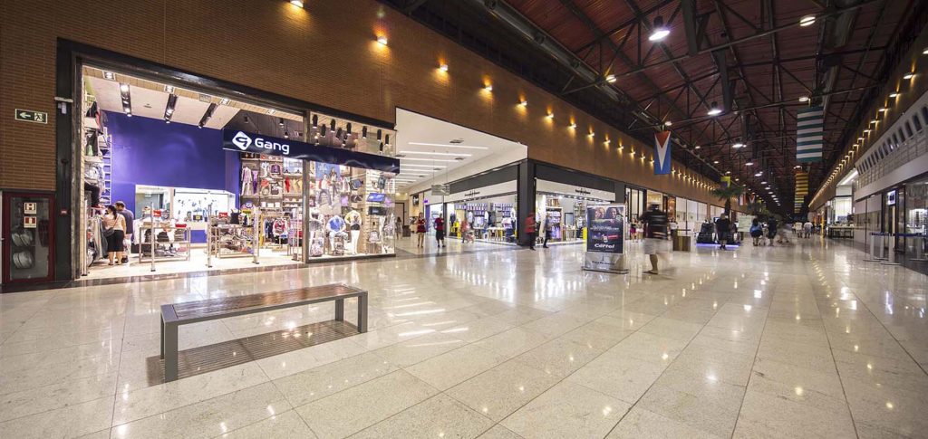 Fotografia apresentando o conceito de Lojas no projeto Praça Rio Grande Shopping Center, localizado em Rio Grande do Sul, Brasil.