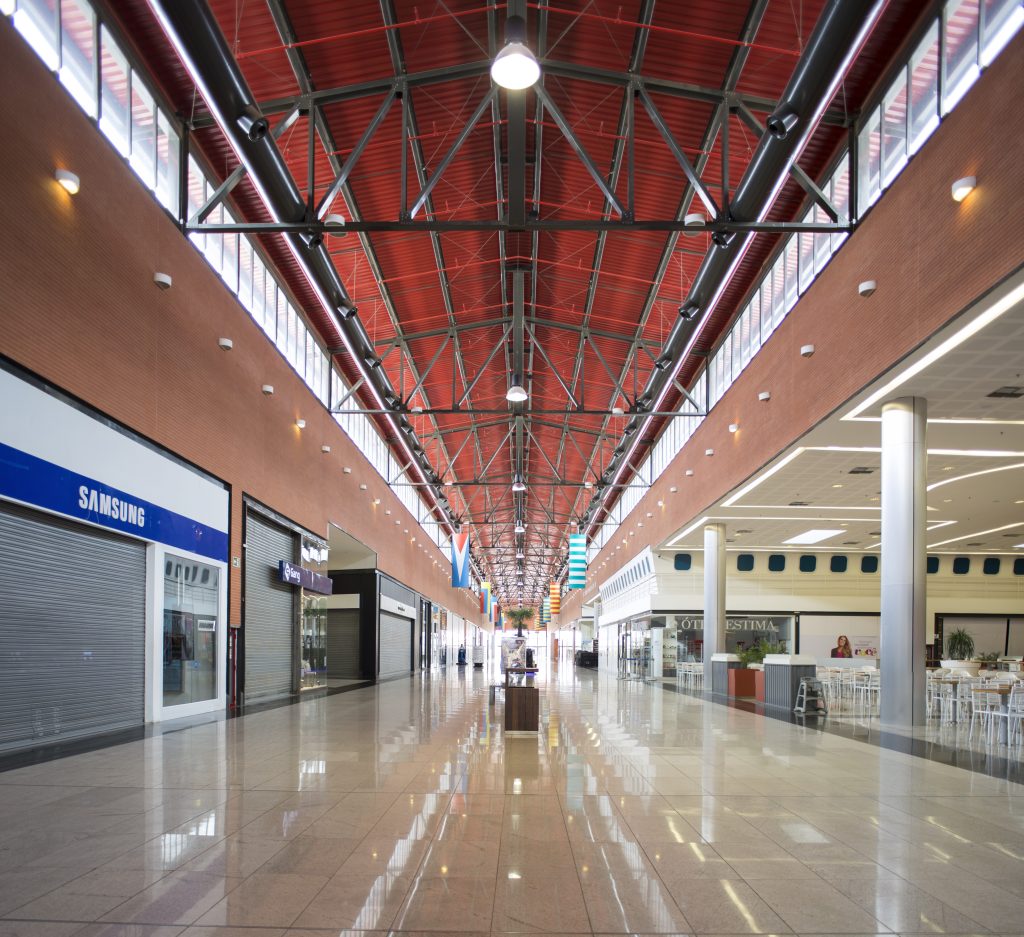 Fotografia apresentando o conceito de Foodcourt e estrutura no projeto Praça Rio Grande Shopping Center, localizado em Rio Grande do Sul, Brasil.