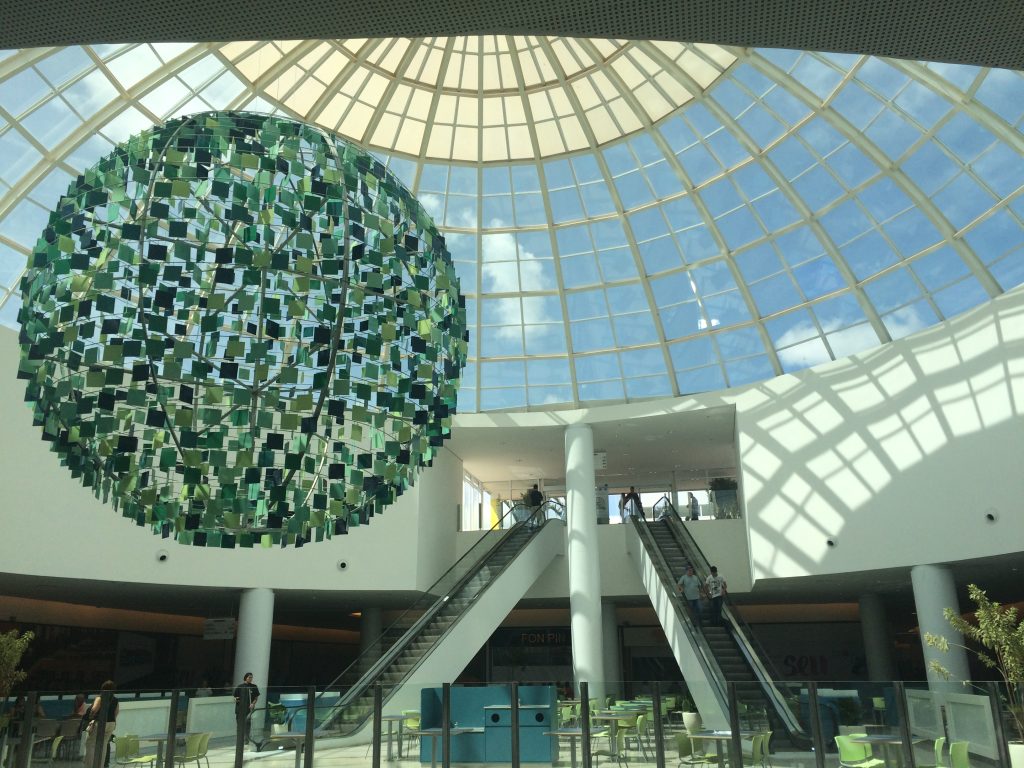 Fotografia apresentando o conceito de Foodcourt e acessos no projeto Praça Uberaba Shopping Center, localizado em Minas Gerais, Brasil.