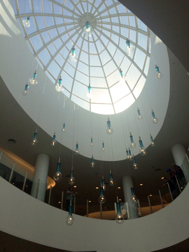 Fotografia apresentando o conceito de instalação artística, composição com elementos de iluminação no projeto Praça Uberaba Shopping Center, localizado em Minas Gerais, Brasil.