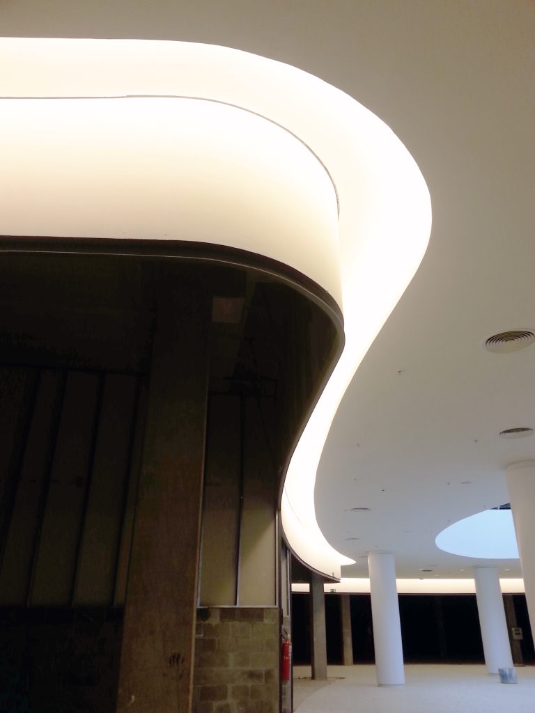 Fotografia apresentando o conceito de Iluminação e design de tetos no projeto Praça Uberaba Shopping Center, localizado em Minas Gerais, Brasil.