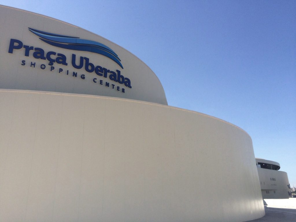 Fotografia apresentando o conceito de Fachada e comunicação visual no projeto Praça Uberaba Shopping Center, localizado em Minas Gerais, Brasil.