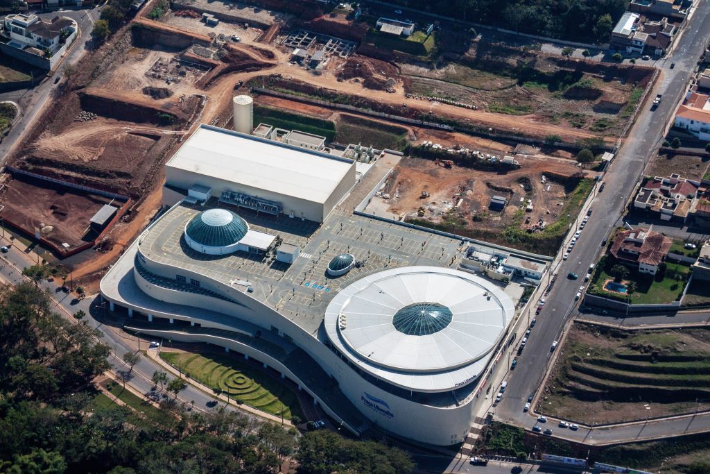 Fotografia apresentando o conceito de Vista aérea da envolvente urbana e implantação no projeto Praça Uberaba Shopping Center, localizado em Minas Gerais, Brasil.