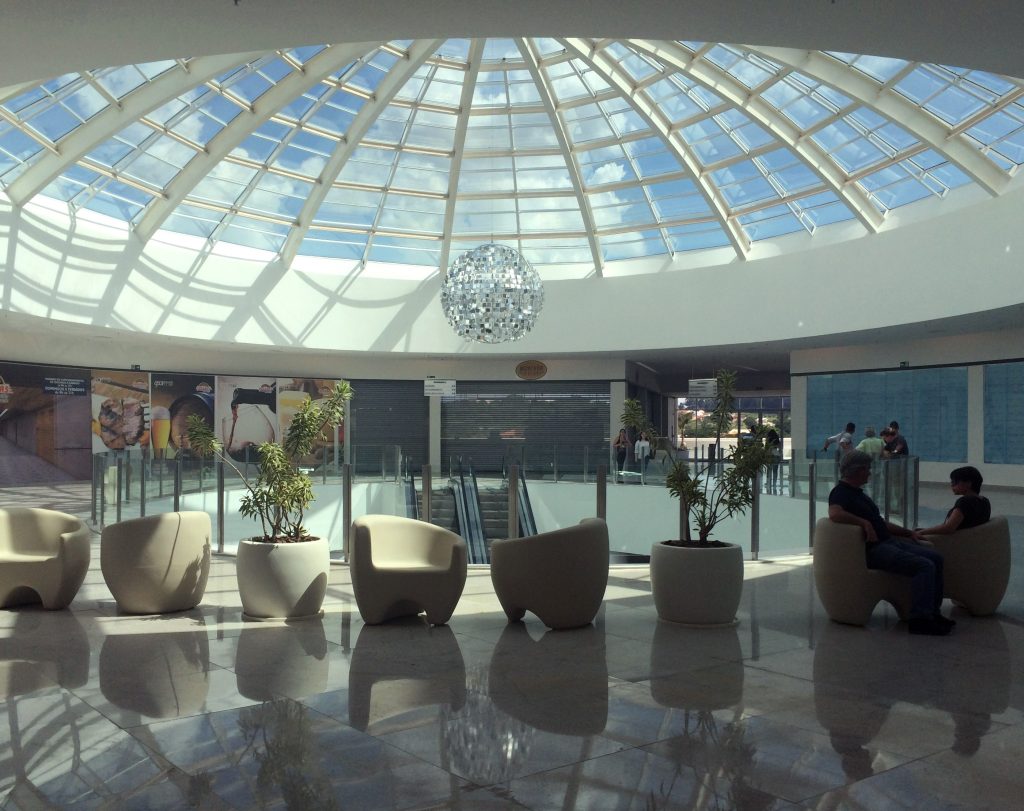 Fotografia apresentando o conceito de Área lounge no projeto Praça Uberaba Shopping Center, localizado em Minas Gerais, Brasil.