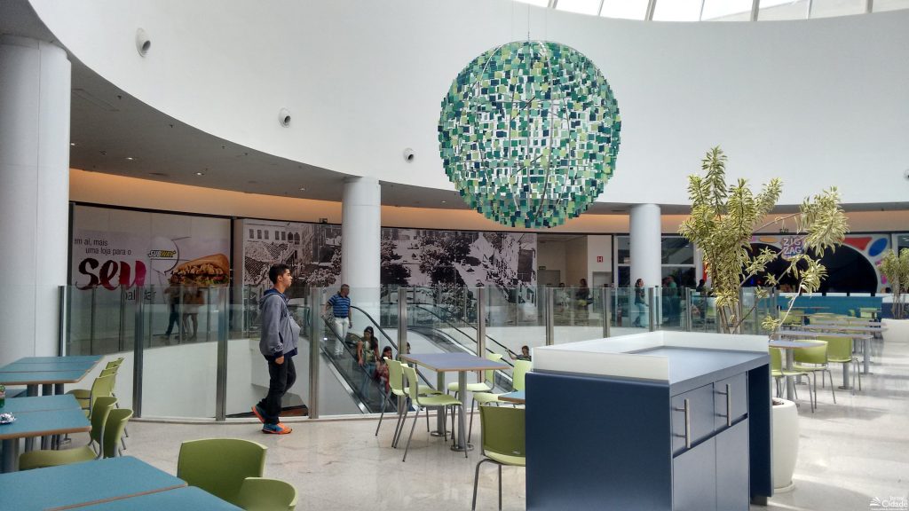 Fotografia apresentando o conceito de Foodcourt no projeto Praça Uberaba Shopping Center, localizado em Minas Gerais, Brasil.