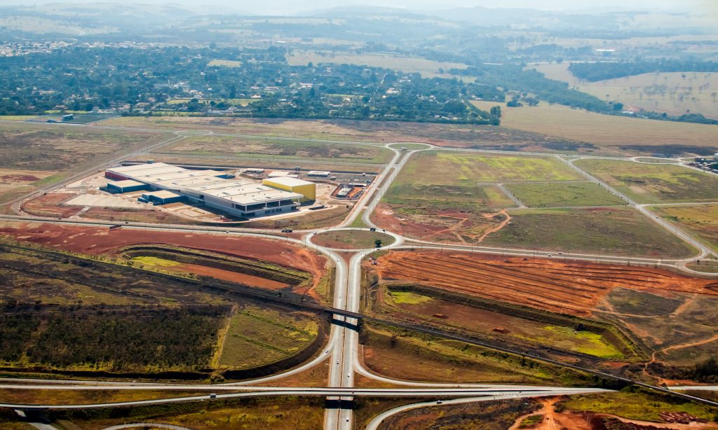 Fotografia apresentando o conceito de Vista aérea da envolvente urbana e implantação no projeto Praça Uberlândia Shopping Center, localizado em Minas Gerais, Brasil.