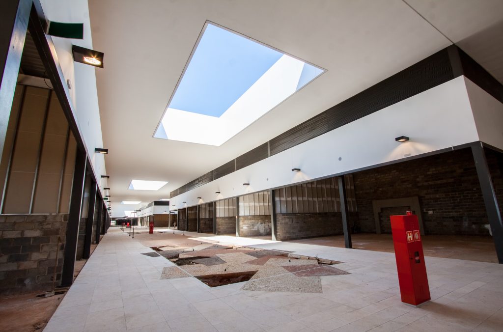Fotografia apresentando o conceito de Execução da obra, área de lojas no projeto Praça Uberlândia Shopping Center, localizado em Minas Gerais, Brasil.