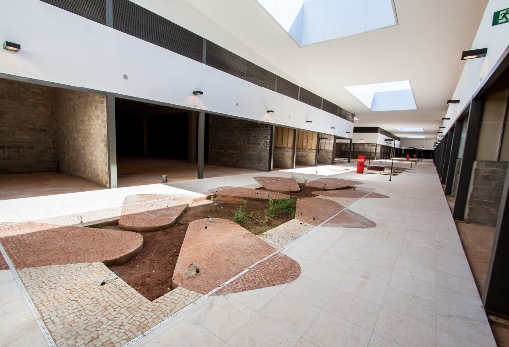 Fotografia apresentando o conceito de Execução da obra, área de lojas no projeto Praça Uberlândia Shopping Center, localizado em Minas Gerais, Brasil.