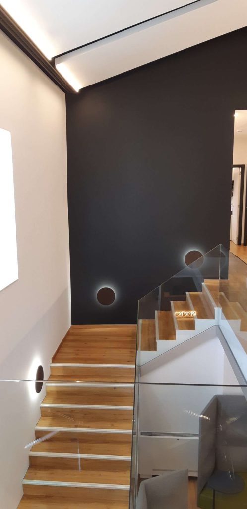 Fotografia apresentando o Circulação vertical no projeto Q31 Nordea, localizado em Oeiras, Portugal.
