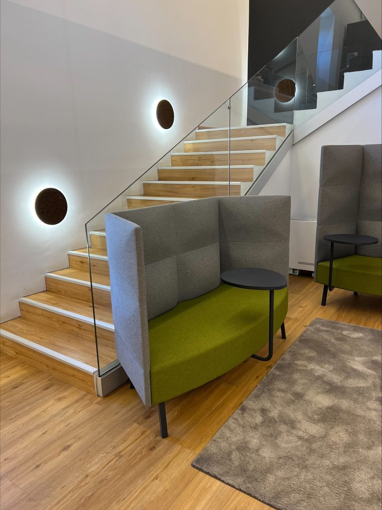 Fotografia apresentando o Área lounge no projeto Q31 Nordea, localizado em Oeiras, Portugal.