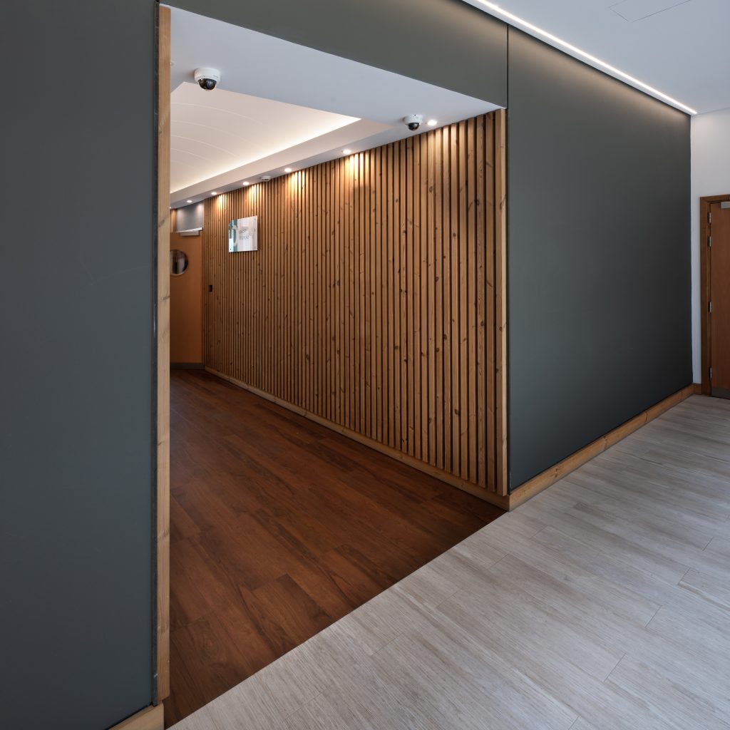 Fotografia apresentando o conceito de Entrada de acesso aos elevadores no projeto Lobby Q45, localizado em Oeiras, Portugal.