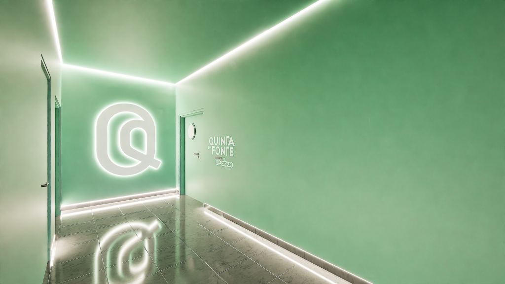 Imagem tridimensional apresentando o Detalhe da iluminação do corredor no projeto Lobby Q52, localizado em Oeiras, Portugal.