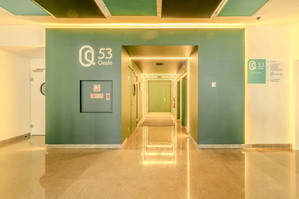 Fotografia apresentando o Acesso aos elevadores no projeto Lobby Q53, localizado em Oeiras, Portugal.